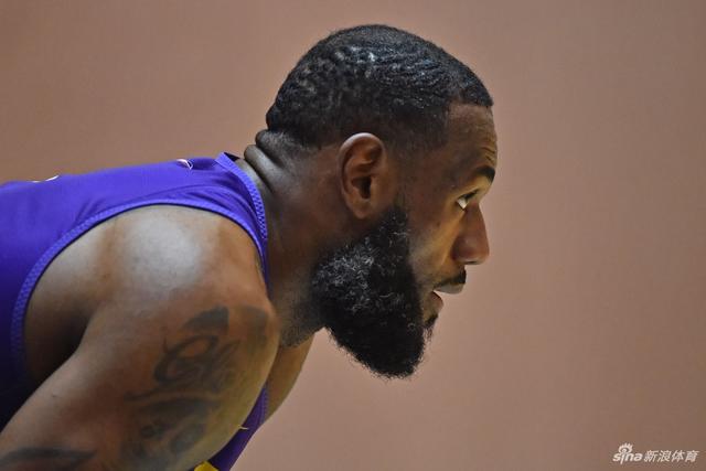 世界杯夺冠两周年，安东内拉晒梅西和金杯同框照